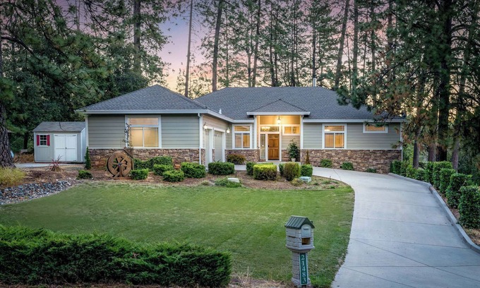 Cedar Ridge House | Cozy Sierra foothills home with 3Bedrooms, 2full baths with outdoor deck dinning