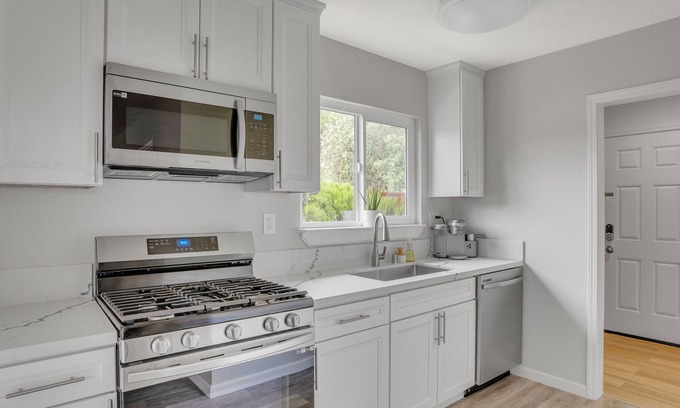 Lincoln Acres House | Cozy, Single Bedroom, Detached Guest House