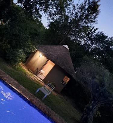 Umjindi Ski Chalet | Cozy Single Rondawel