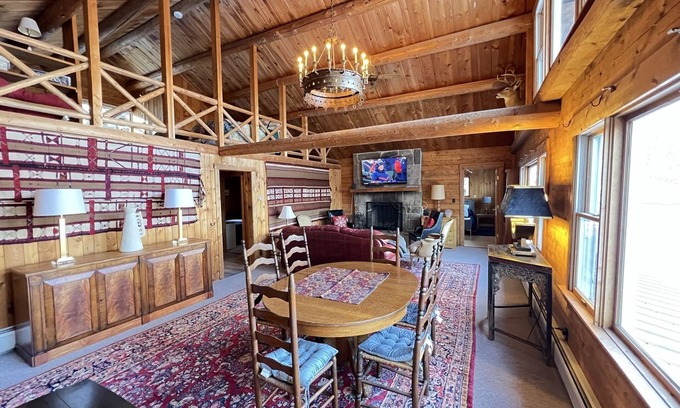 Stratton House | Cozy ski cabin, minutes to mountains
