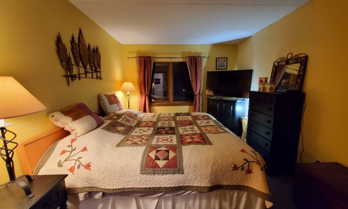 West Dover Condo | Cozy Ski Condo next to MT Snow with Mountain Views
