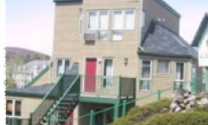 Mont-Tremblant Condo | Cozy ski -in ski -out Condo on the Mountain , Minutes to ski Lifts, Parking