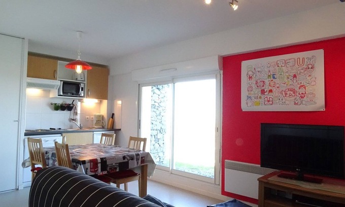 Arette Apartment | Cozy Ski-In/Ski-Out Apt, Sleeps 6, Mountain Views, Free Parking, Ski Locker, TV, Dishwasher