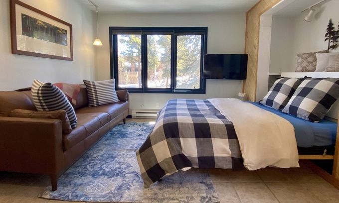 Four O'Clock Apartment | Cozy Ski-In/Walk-Out @ 4 O'Clock Lodge