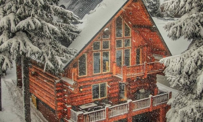 Government Camp Cabin | Cozy Ski Retreat in Govy w/Hot Tub and Outdoor Sauna