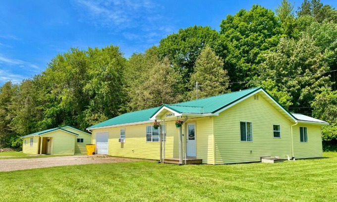 Honor House | Cozy Sleeping Bear Dunes Cabin 1