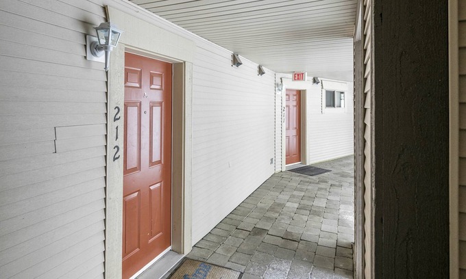 Silver Star Mountain Condo | Cozy slopeside 1 bedroom + alcove Creekside condo steps from the skiway