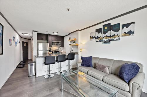Snowshoe Apartment | Cozy Snowshoe Condo Rental Walk to Chair Lift!