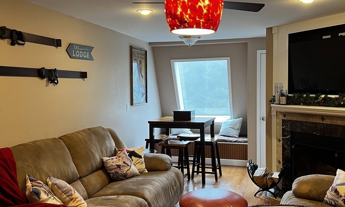 Snowshoe Condo | Cozy Snowshoe Retreat! 2BR/2BA Ski-out condo
