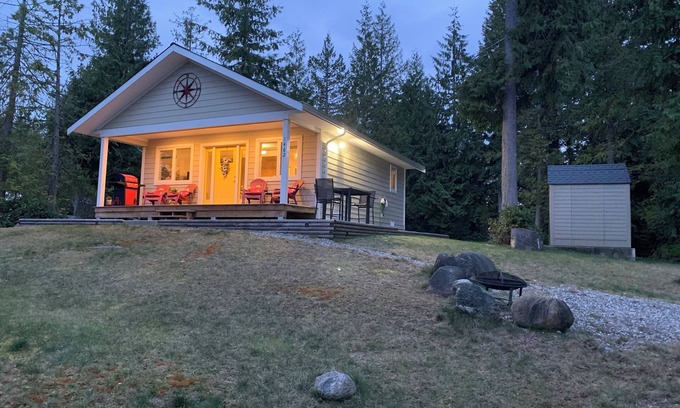 Gibsons House | Cozy Soames Hill Cabin, close to everything enjoyable for your relaxation.