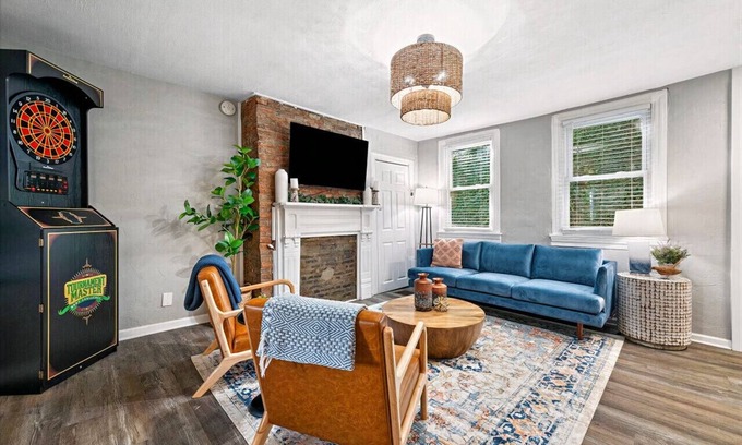 South Side Flats Condo | Cozy Southside Pitt home w/Pool Table +Yard