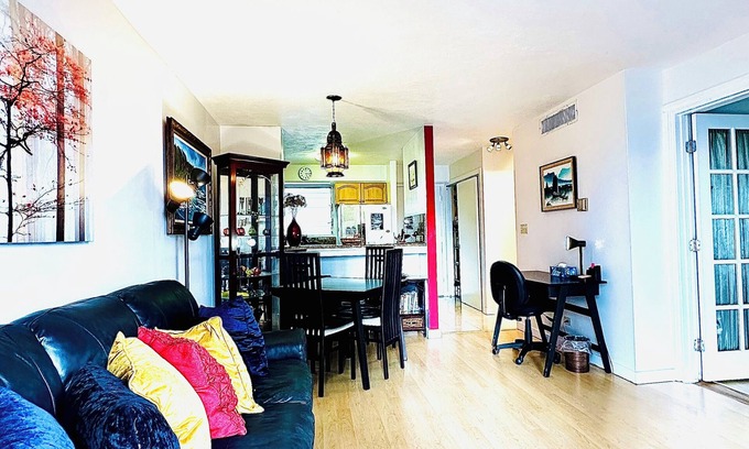 McCully - Moiliili Condo | Cozy Spacious 2Bedroom 1 Bathroom, close to BEACH and FREE Parking!