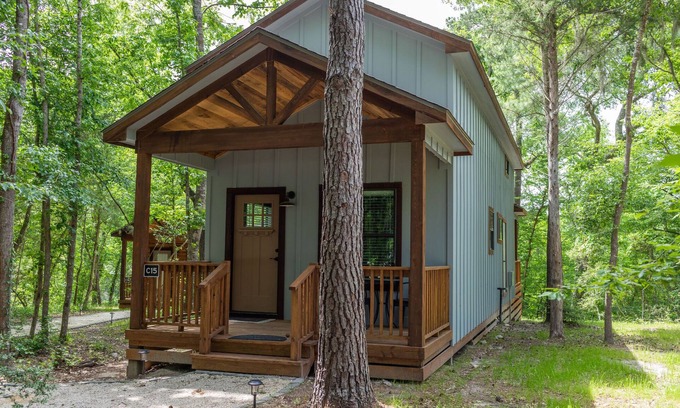 Livingston Cabin | Cozy, Spacious, and Right on the Banks of Rocky Creek, Two Creeks Crossing Resort