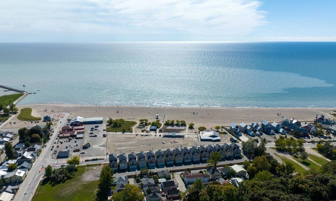Port Stanley House | Cozy, spacious family home w/Arcade! 5 mins from Beach!