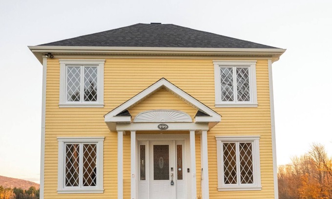 Bromont House | Cozy, spacious farmhouse with a stunning view, 15 mins away from Mont Bromont