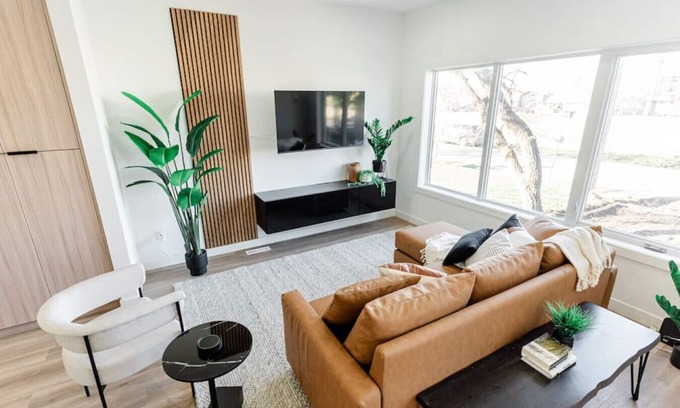 Winnipeg House | *Cozy & Spacious | Free Parking | 15 min Downtown*