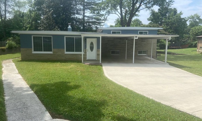 Oak Ridge House | Cozy, Spacious, Great Location to amenities