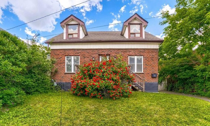 Hamilton House | Cozy, Spacious Hamilton home with Bonfire and a big Lot!