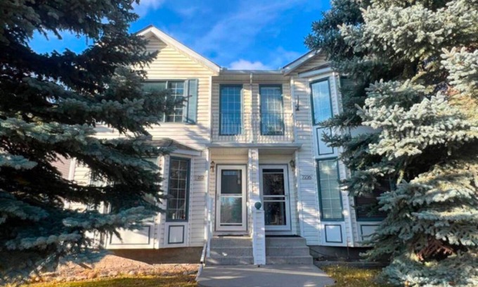 Signal Hill House | Cozy & Spacious Home in Prime SW Calgary Location Near Amenities!