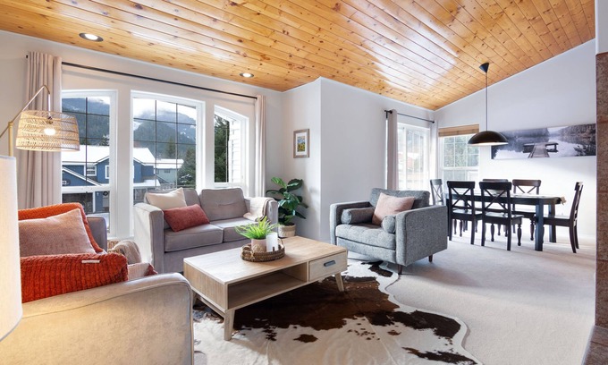 Pemberton House | Cozy Spacious Retreat: w/Hot Tub & Mountain Views