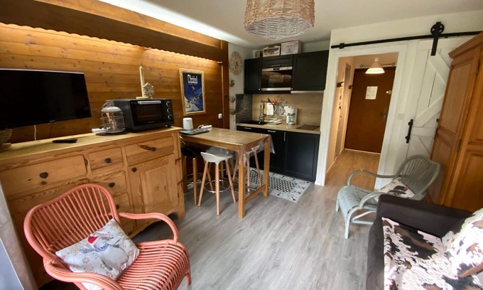 La Chapelle-d'Abondance Apartment | Cozy Studio Near Ski Lifts with Mountain Views & Parking!