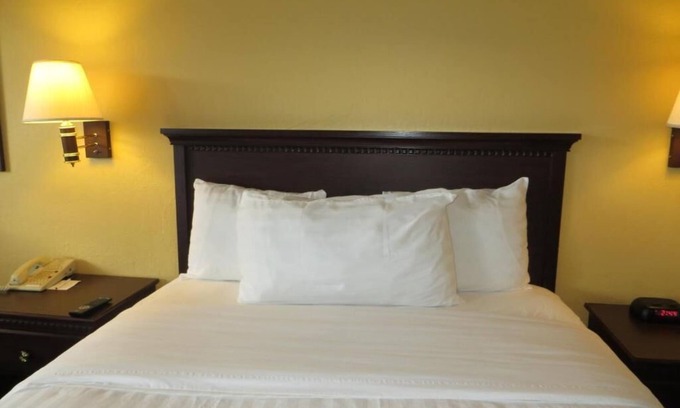 Downtown Monterey Cabin | Cozy Standard Queen Room Near Beach and Across Lake!