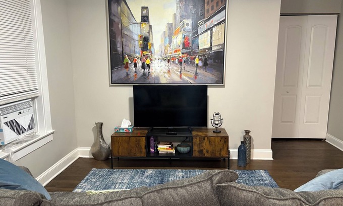 Rogers Park Condo | Cozy Stay in Chicago, 2 Br, Up to 5 People, Free Parking, 32+ Stay