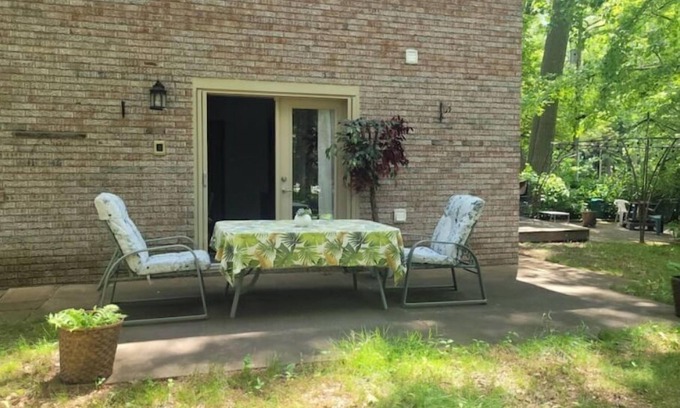 Clarkson-Lorne Park Apartment | Cozy stay in the the Heart of Lorne Park.
