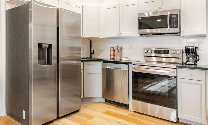 West Poplar Apartment | Cozy Stay near Fishtown & City Center