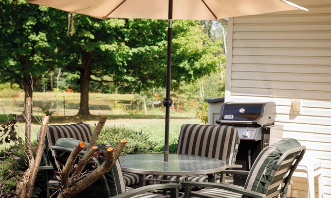 North East House | Cozy stay on 10acres. Walk to the lake any season: Swim, Fish, Wine, Ski, Relax.