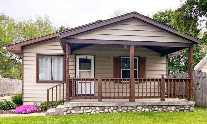 Grand Rapids House | Cozy stay with backyard firepit and minutes from GR