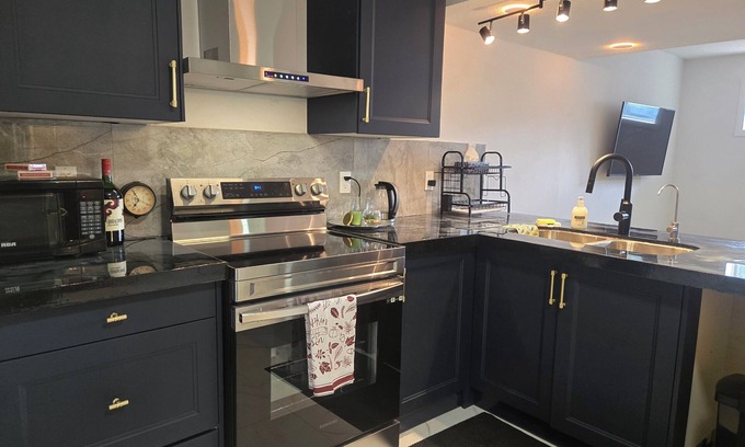 Essex House | Cozy Stay with modern amenities & 5 min walking distance to shops & eateries