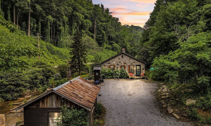 Skyland Cottage | Cozy stone Cottage Pet friendly on Rushing creek porch, soaking tub, & fire-pit
