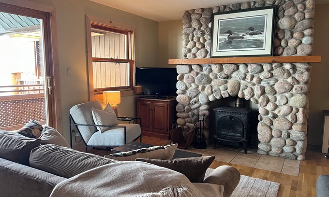 Crowes Landing Apartment | Cozy Stoney Lake Cottage Suite, with fireplace, stunning lake view-Pet Friendlyn