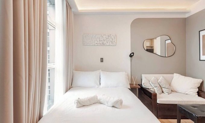 Palanan Condo | Cozy Studio 1 Bed condo with WiFi, AC in Makati