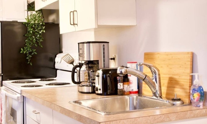 Moose Jaw Apartment | Cozy Studio, 4k Smart TV, Parking, Downtown, WiFi