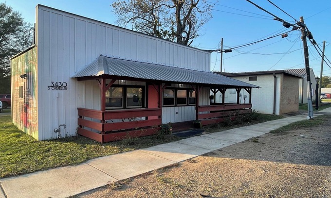 Lockesburg Apartment | Cozy studio apartment in welcoming Lockesburg with WiFi, AC and no cleaning fee