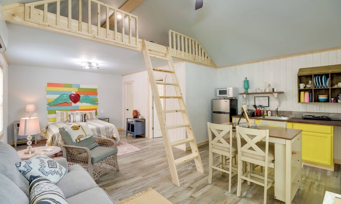 Higden Apartment | Cozy Studio Cabin ~ 1 Mi to Greers Ferry Lake!