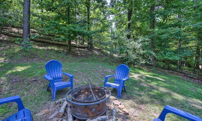 Avinger Apartment | Cozy Studio Cabin on Lake O the Pines with Deck!