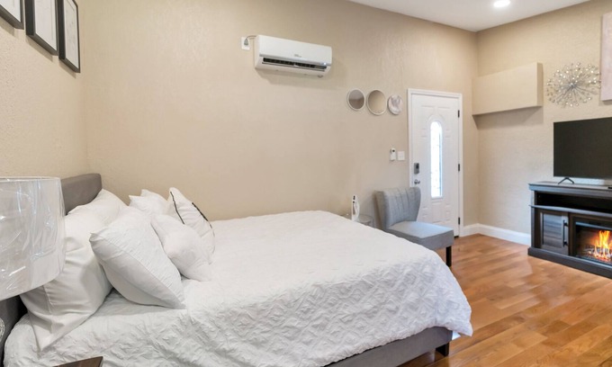 Sulphur Springs Apartment | Cozy Studio | Central Tampa | 2Miles-Busch Gardens