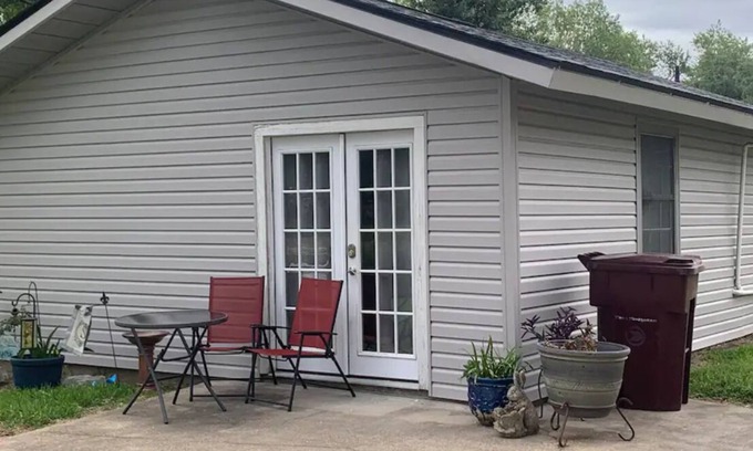 Prien Apartment | Cozy studio cottage in enchanting Lake Charles with AC, WiFi.