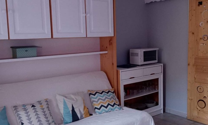 Station de Drouzin le Mont Apartment | Cozy Studio on the Slopes with Balcony, Close to Shops and Parking