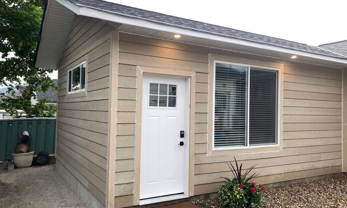 East Hill Cottage | Cozy studio guesthouse centrally located with free parking.