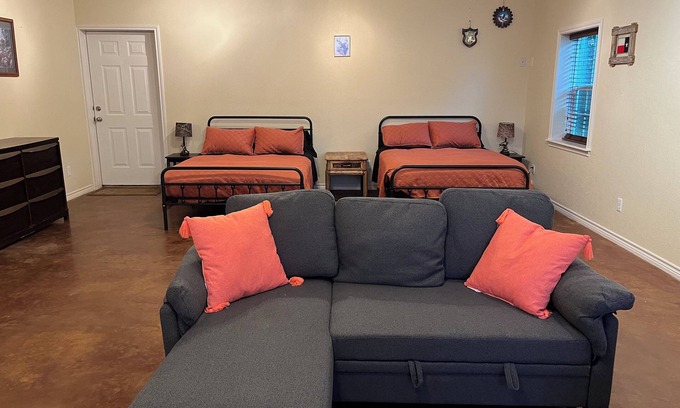 Huxley Apartment | Cozy studio in charming Shelbyville with WiFi, AC,.9 mile from Huxley Bay Marina