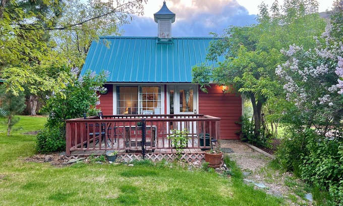 Salmon Apartment | Cozy studio in gorgeous Salmon with AC, WiFi, Hot tub