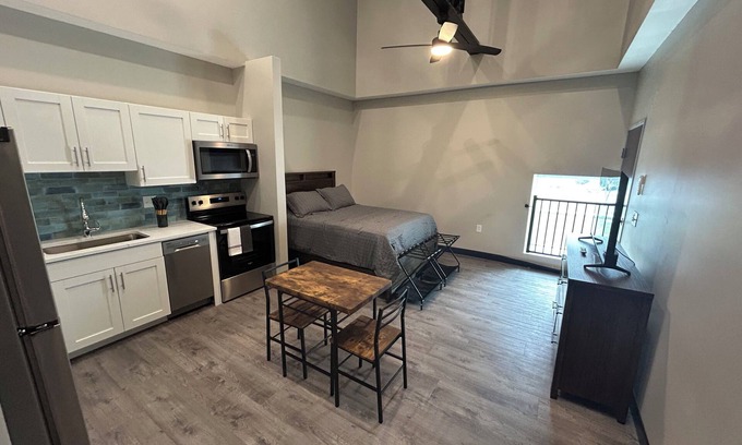 Evansville Apartment | Cozy studio in peaceful Evansville with AC, fitness room