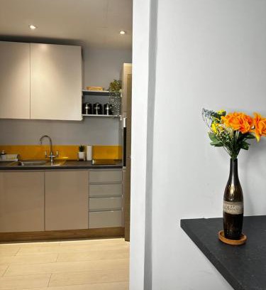 Hollow Meadows Apartment | Cozy Studio Kelham Island