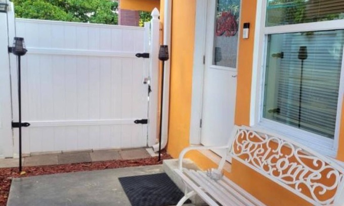 Flagami Apartment | cozy studio, location, location, 3 minutes from Miami int airport