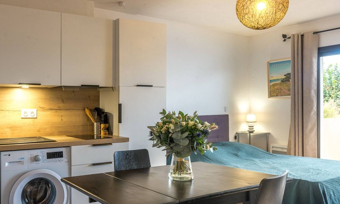 Larmor-Plage Apartment | Cozy Studio Near Beach and Shops in Larmor-Plage with Balcony and Parking