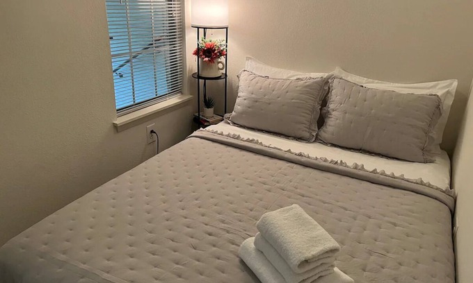 Laurel Apartment | ✮Cozy Studio Near Downtown w/Queen Bed & Parking✮